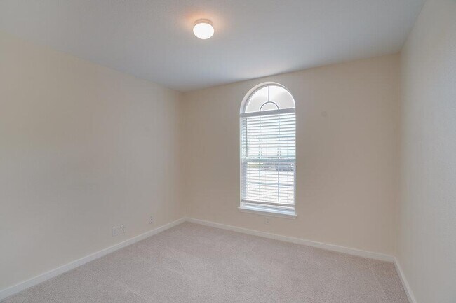 Building Photo - 402 Hickory Tree Dr