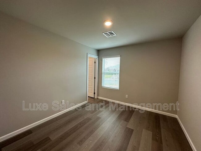 Building Photo - 10516 SW 41st Pl