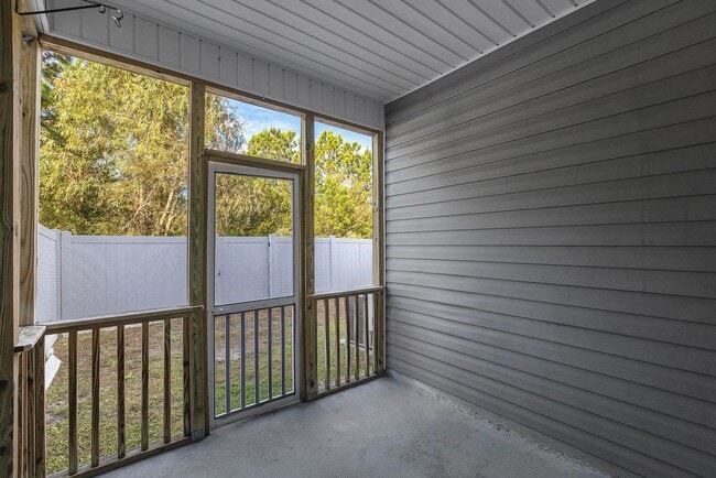 Building Photo - Townhouse For Rent! Rebated Application Fe...