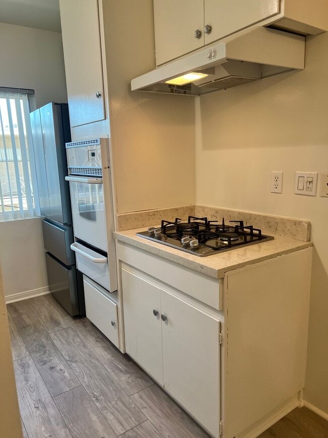 Building Photo - Second-floor 1-bedroom apartment in Whittier.