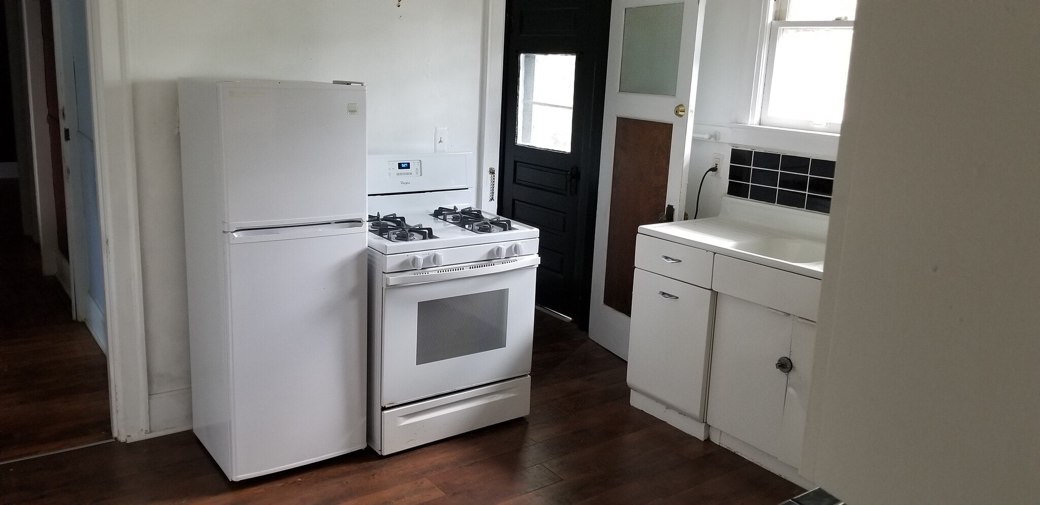 Vintage Kitchen, w/Modern Amenities - 425 Park Ave