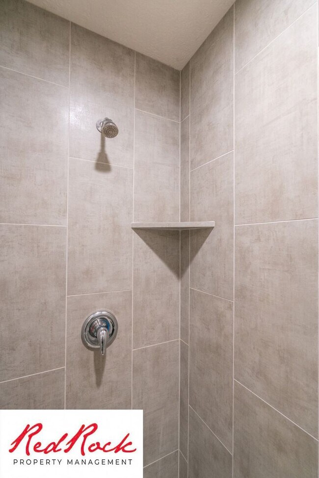 Building Photo - Modern Townhome in Desirable Hurricane Hei...