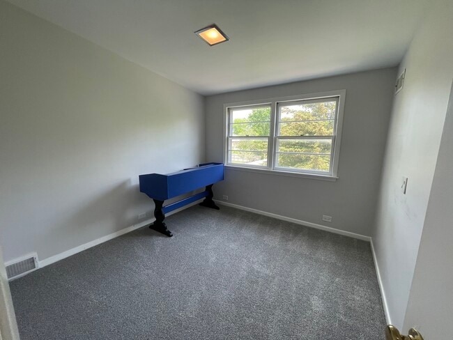 Building Photo - 836 W Everett Rd