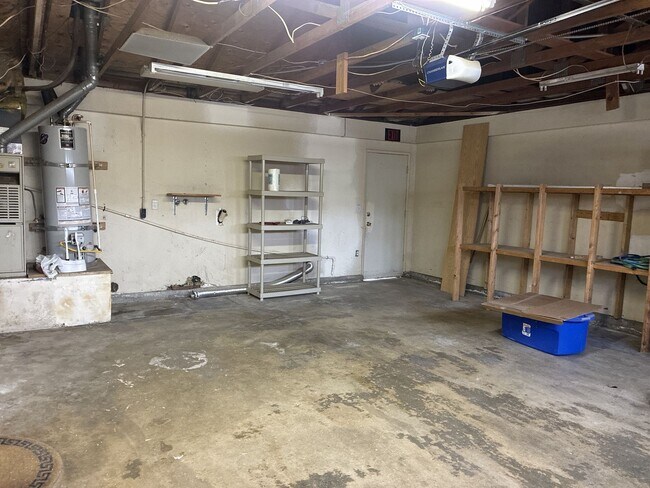 Building Photo - 3 Bedrooms with big backyard-CALL FOR OUR MOVE IN SPECIAL