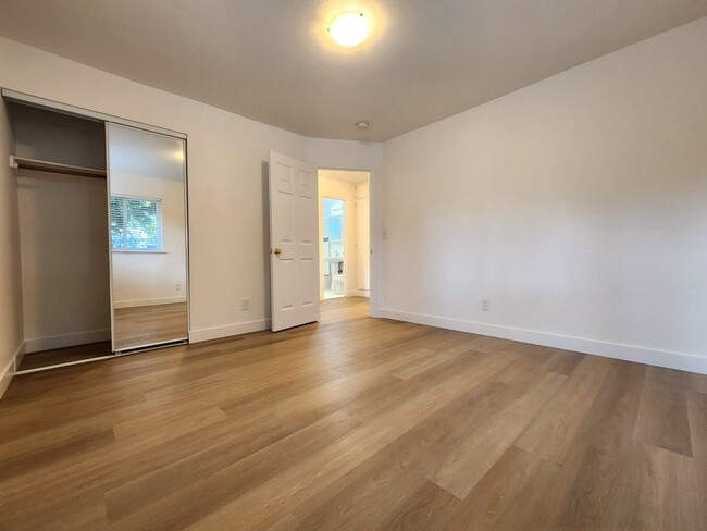 Building Photo - Beautiful Remodeled Duplex in Palo Alto Av...