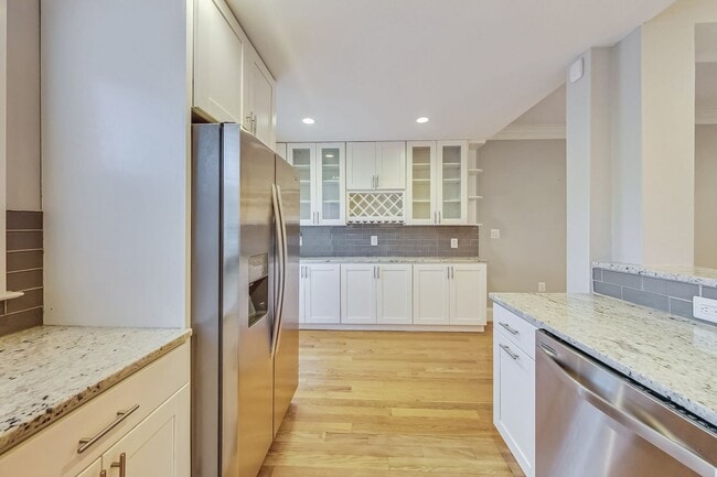 Building Photo - Beautiful TH - 4 bedroom + 3.5 BA - 7 mo -...