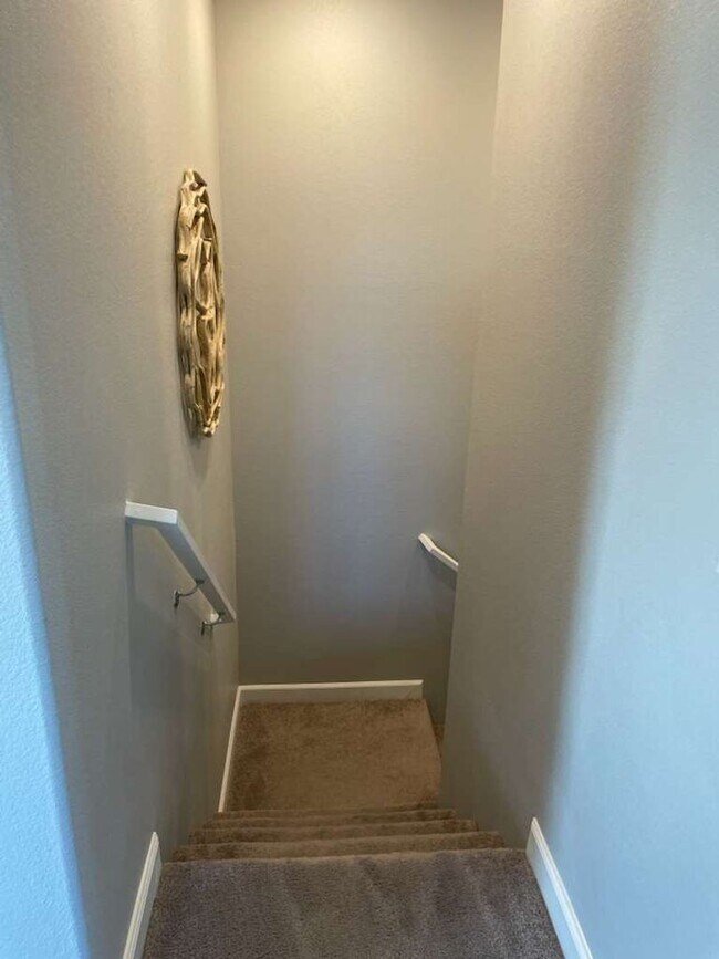 Building Photo - 3 Bedrooms Townhouse For Rent