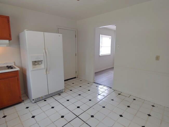 Building Photo - 3 BR 1.5 BA single family house