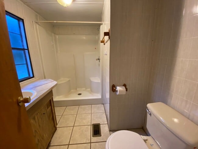 Building Photo - 3 Bedroom, 2 Bath home just outside of Liv...
