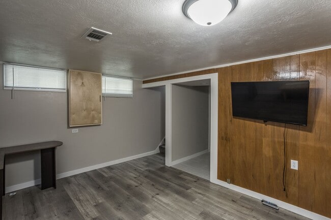 Building Photo - Great Urbandale home!