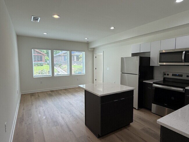 Building Photo - Come check out the West End Flats!