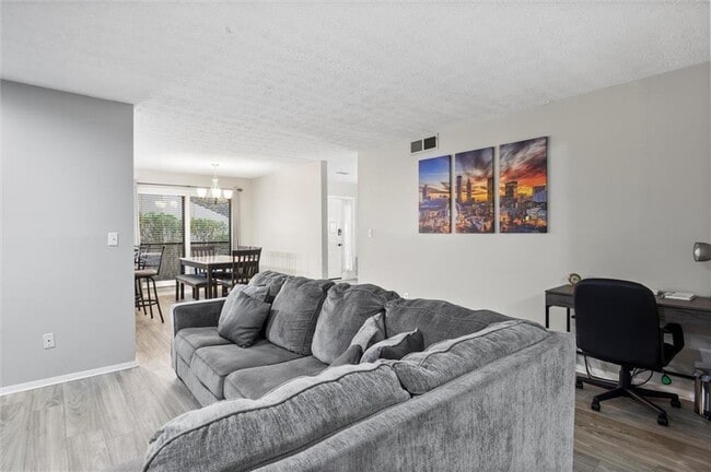 Building Photo - 401 Wynnes Ridge Cir SE