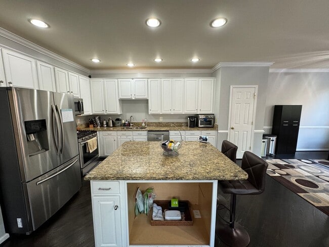 Building Photo - Stunning 3 Bed 3.5 Bath Brick Colonial End-Unit Townhome In Vibrant Kingstowne Community