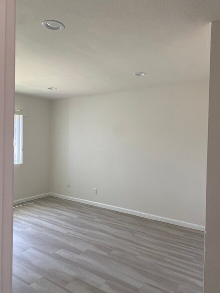 Building Photo - 945 Estes St