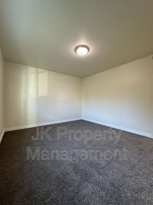 Building Photo - 1210 5th St S