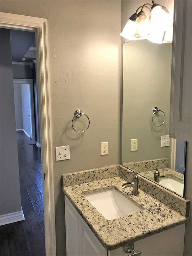 Building Photo - 3 Bed 2 Bath 2 Car Duplex in the Silvertre...