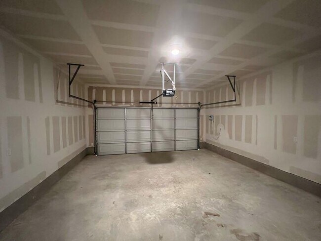 Building Photo - 15501 Ellinger Dr