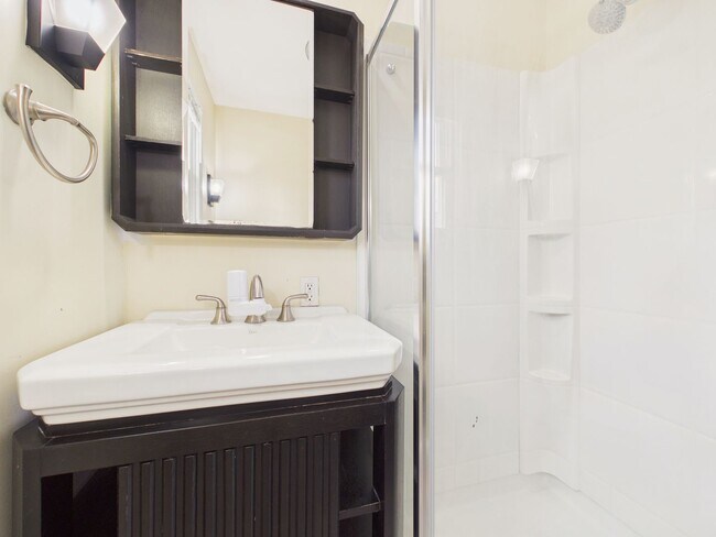 Building Photo - 221 N Spring St