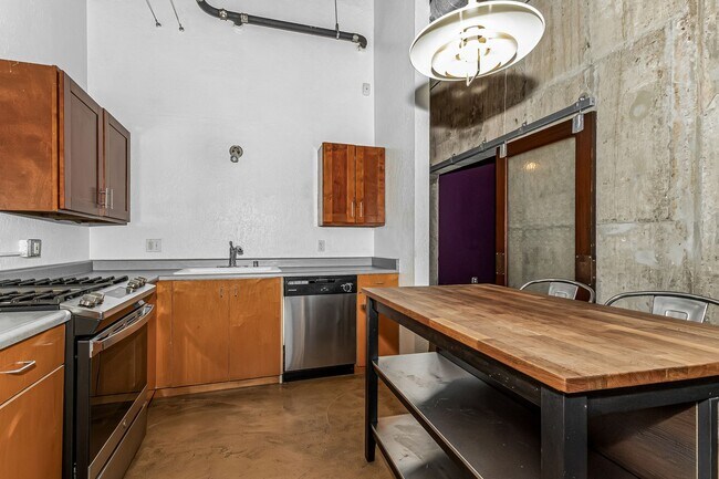 Building Photo - 2 Bedroom Condo Available In West Clawson Lofts!