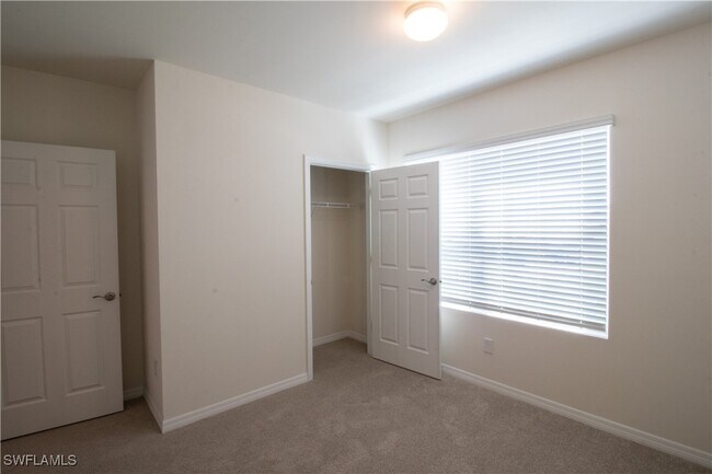 Building Photo - 1215 SE 20th St