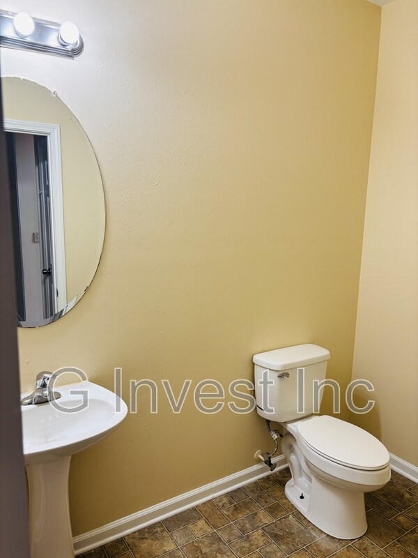 Building Photo - 4995 Upper Elm St