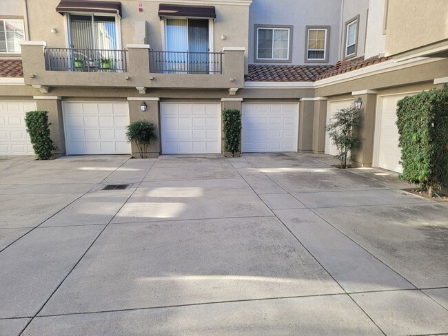 Building Photo - 2 BD/2 BATH