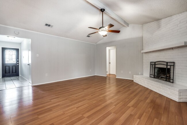 Building Photo - Easy Access To Major Highways!