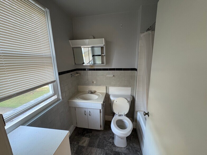 Building Photo - 13 Dewitt St