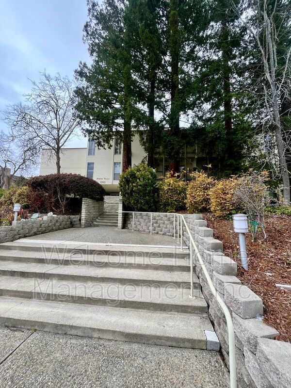 Building Photo - 1305 Boulevard Way