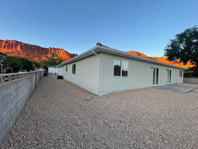 Building Photo - 3 Bedroom Duplex!!
