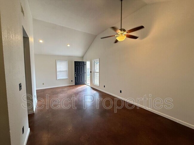 Building Photo - 636 W Oak Ave