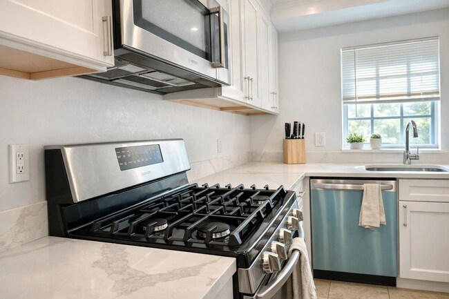 Building Photo - 166 Lake Shore Rd