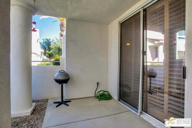 Building Photo - 401 El Cielo Rd