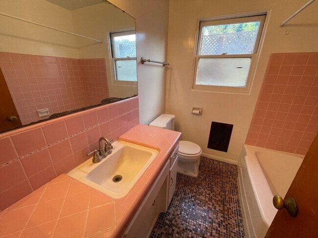 Building Photo - Charming 3BR/2BA Home Nestled in the Hills of Ocean Beach