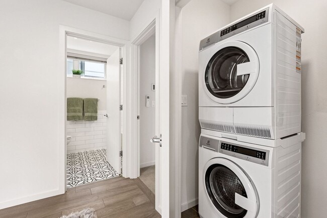 Building Photo - Judkin Parks Townhome