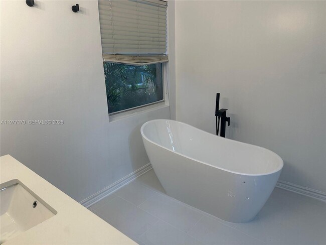 Building Photo - 725 Navarre Ave