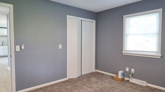 Building Photo - Spacious Modern 4 bedroom, 1 Full Ba, 2 Half bath
