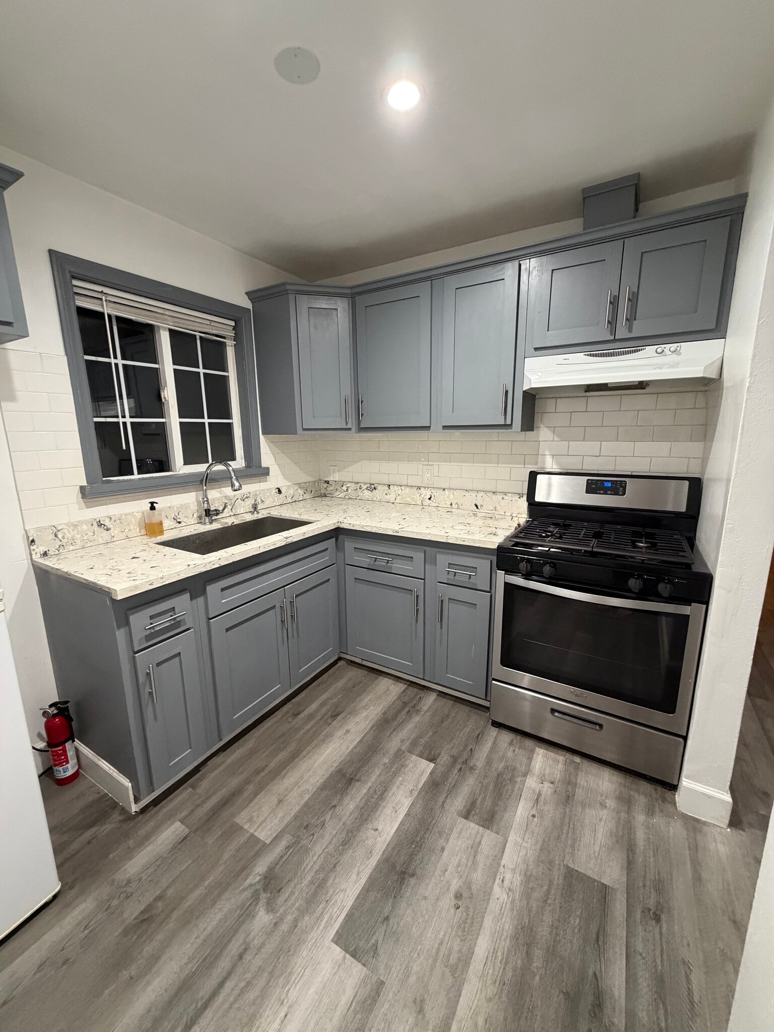 Kitchen - 1483 1/2 Allison Ave