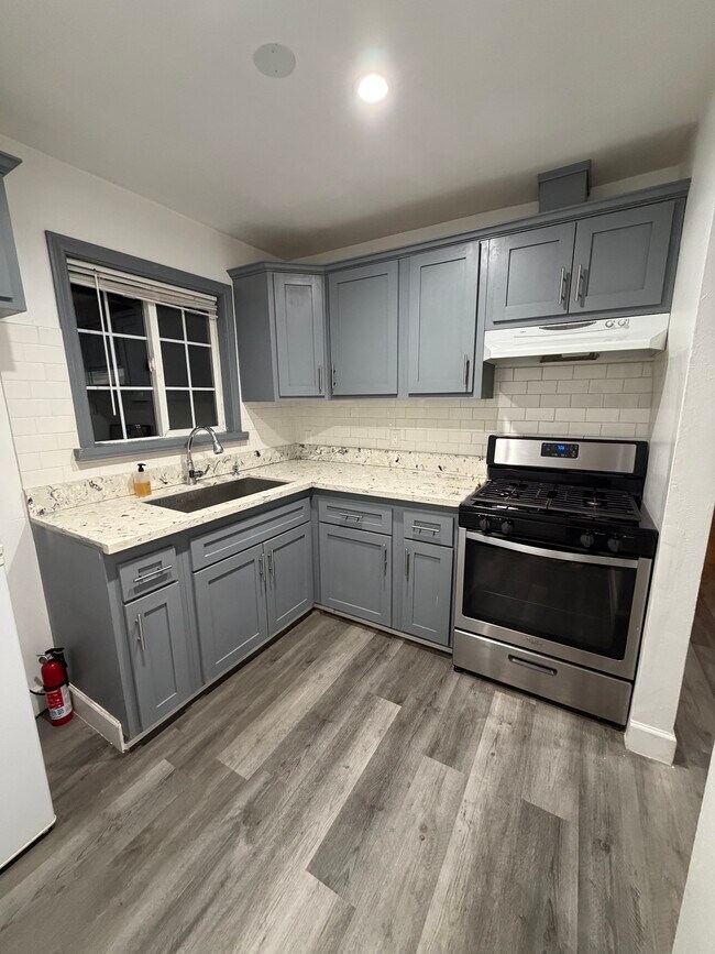 Kitchen - 1483 1/2 Allison Ave