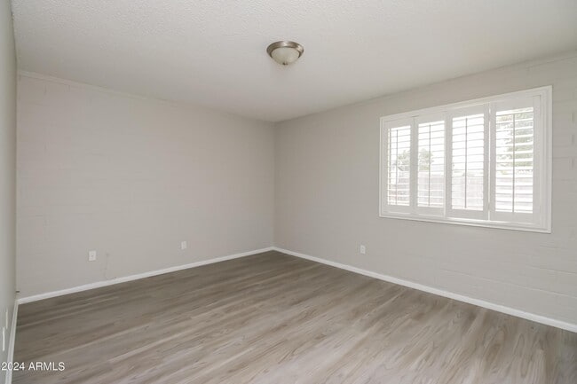 Building Photo - 1227 E Wayland Dr
