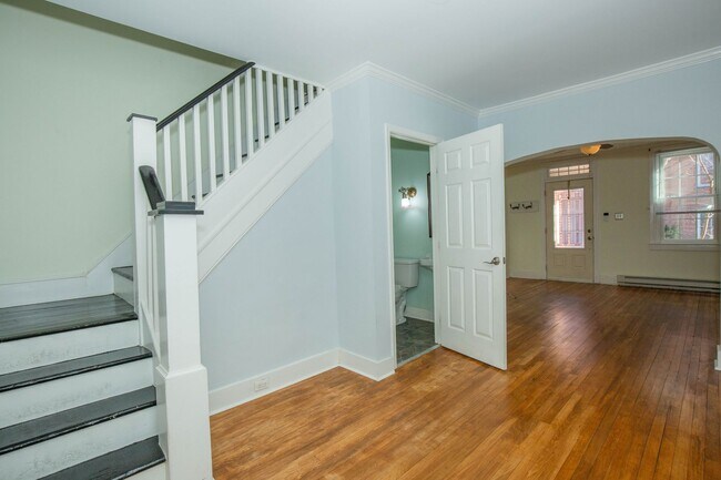 Building Photo - 2 Bedroom, 1.5 Bath, Duplex in Historic Martinsburg, WV