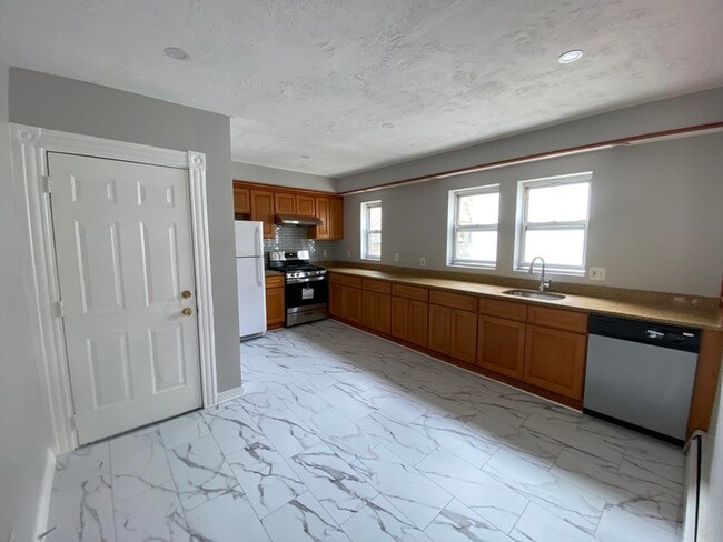 Building Photo - 15 Pierce St