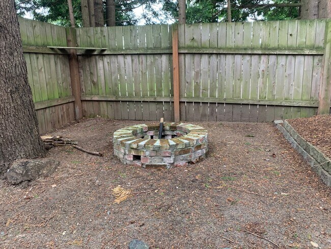 Building Photo - Newly Updated 2 Bed. 2 Bath Home on Fenced...