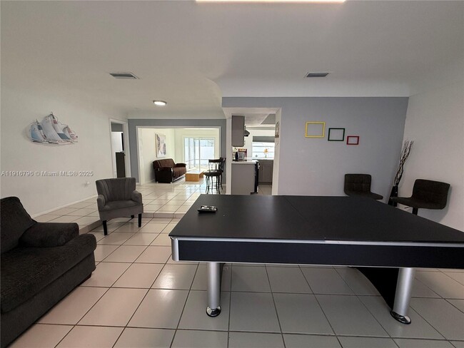 Building Photo - 8636 Beekman Dr