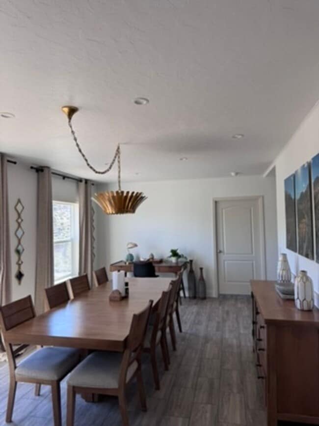 Building Photo - Beautiful 4BD/2BA Crowley Lake Home | Modern Finishes | Car Garage | Mountain Views