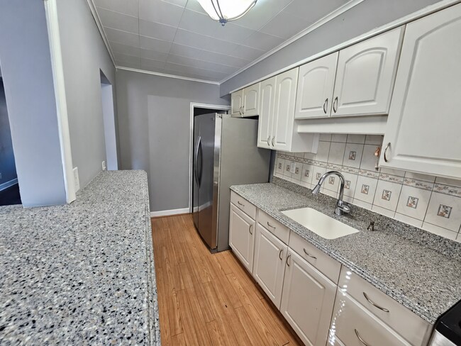 Building Photo - 845 Jaydee Ave