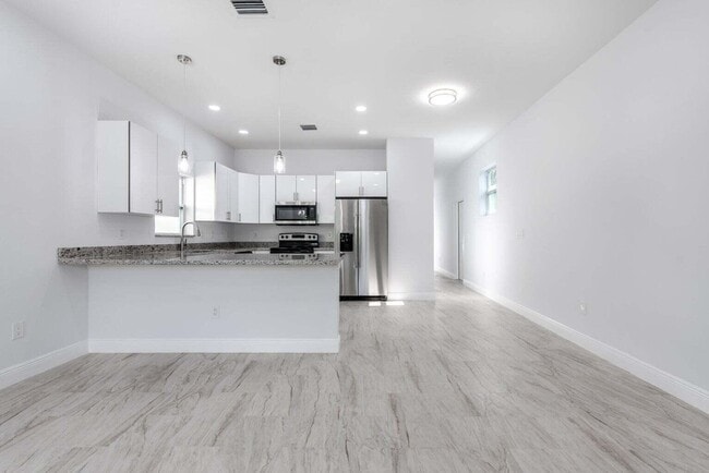 Building Photo - 2827 Saranac Ave