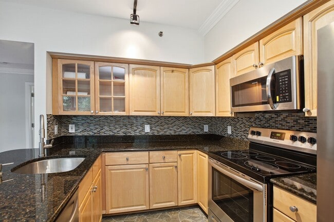 Building Photo - Move In Special! Logan Circle/ Dupont! Available Now! High End // 2 Bedroom / 2 Bathroom Condo