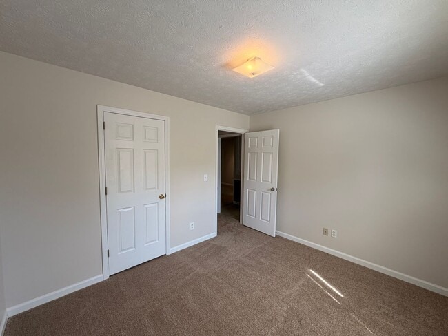 Building Photo - 406A Hazelwood Dr