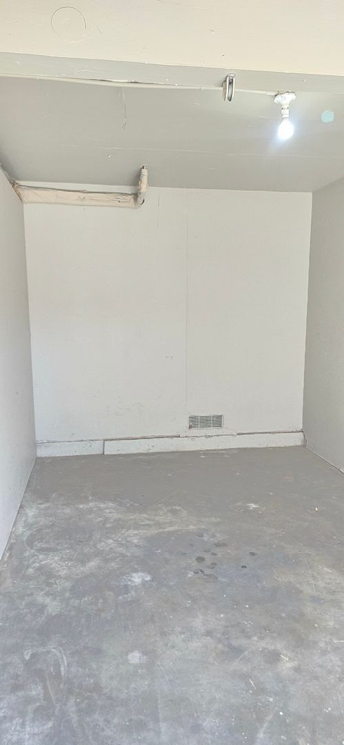 Building Photo - 405 S Kroeger St
